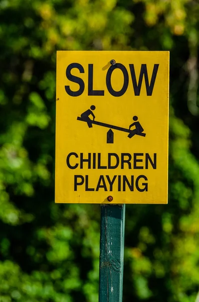 Langsame Kinder spielen Zeichen — Stockfoto