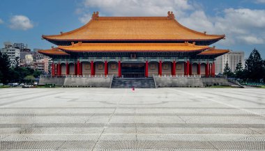 Tayvan Ulusal Tiyatrosu Taipei şehir merkezindeki Chiang Kai Shek Anıtı