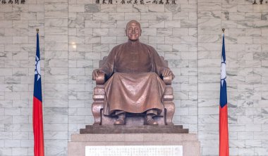 Çin Cumhuriyeti 'nin ilk başkanı Chiang Kai Shek' in Taipei 'deki büyük bronz heykeli.