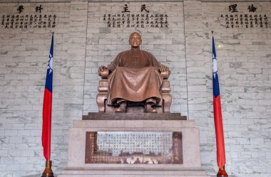 Çin Cumhuriyeti 'nin ilk başkanı Chiang Kai Shek' in Taipei 'deki büyük bronz heykeli.