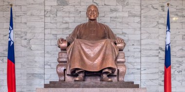Taipei şehir merkezindeki Chiang Kai Shek 'in büyük bronz heykeli