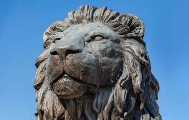 Üsküp 'teki Makedonya Meydanı' nda büyük bir aslan heykeli