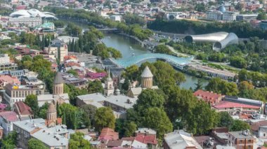 Kura Nehri ve Barış Köprüsü ile Eski Tiflis 'in yüksek açılı görüntüsü