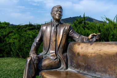 Tiflis, Georgia 'da bir parkta Amerikan Başkanı Ronald Reagan' ın heykeli.