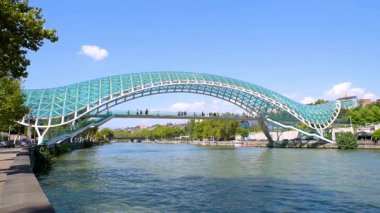 Tiflis 'teki Kura Nehri üzerindeki Cam ve Çelik Barış Köprüsü