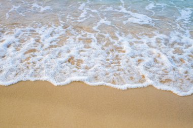 Hafif bir güneşli sabah plaj dalgalar deniz.