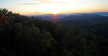 Dağlarda altın güneşin batışıyla güzel bir manzara