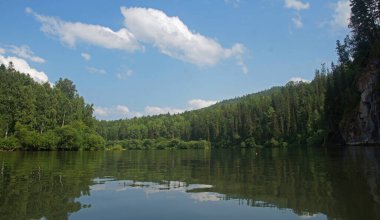 Nehir ve dağ ormanlarıyla çok güzel bir manzara.