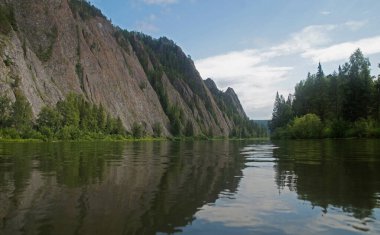 Nehrin üzerindeki dağ zirvelerinin çok güzel manzarası.