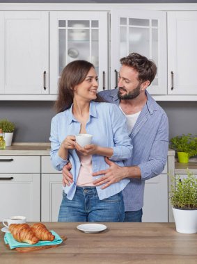 Genç çift mutfakta birbirine aşık.