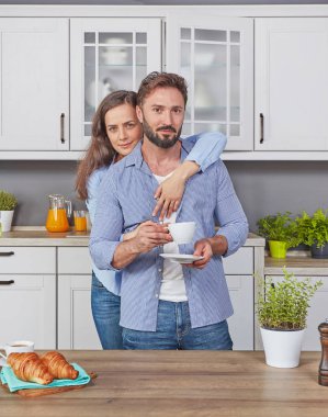 Genç çift mutfakta birbirine aşık.