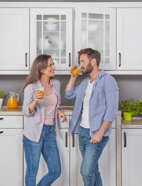 Mutfakta bir bardak meyve suyu zevk aşık genç çift