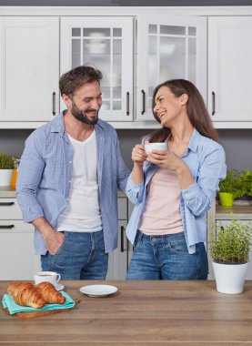Mutfakta kahve zevk aşık genç çift
