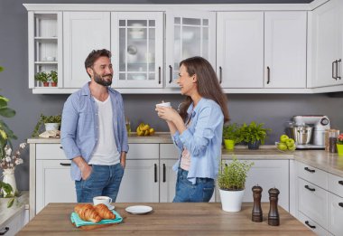 Mutfakta kahve zevk aşık genç çift