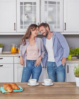Mutfakta kahve zevk aşık genç çift