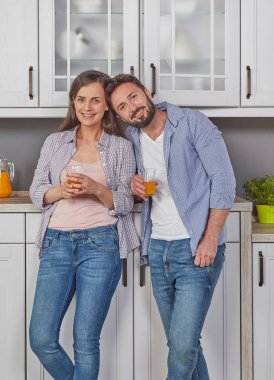 Mutfakta bir bardak meyve suyu zevk aşık genç çift