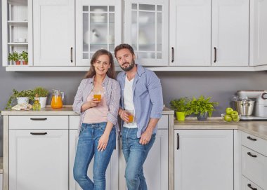 Mutfakta kahve zevk aşık genç çift