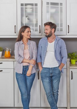 Genç çift mutfakta birbirine aşık.