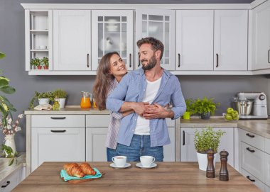 Genç çift mutfakta birbirine aşık.