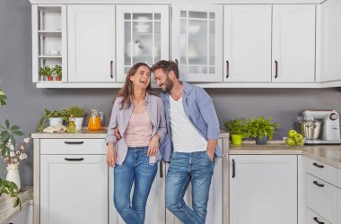 Genç çift mutfakta birbirine aşık.