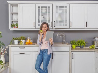 Neşeli ve kadın ile apple dijital tablet