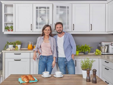 Genç çift mutfakta birbirine aşık.