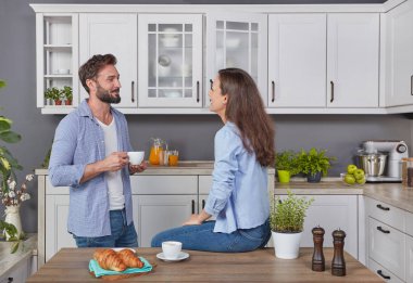 Mutfakta kahve zevk aşık genç çift