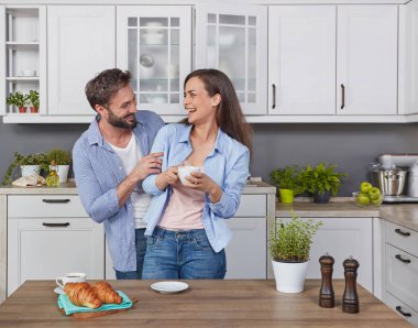 Genç çift mutfakta birbirine aşık.