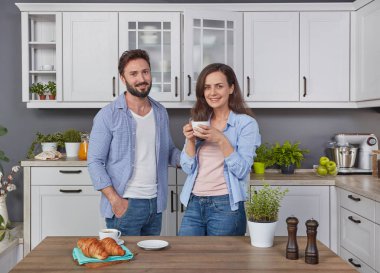 Mutfakta kahve zevk aşık genç çift