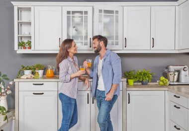 Mutfakta bir bardak meyve suyu zevk aşık genç çift