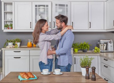 Genç çift mutfakta birbirine aşık.