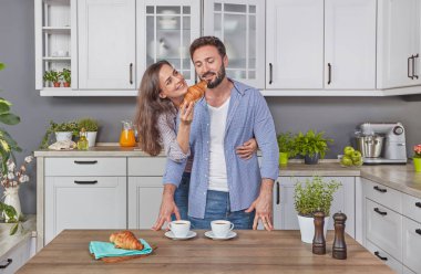 Mutfakta kahvaltı aşık genç çift