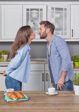 Genç çift mutfak öpüşme, aşk