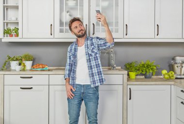 Neşeli adam bir selfie yapma