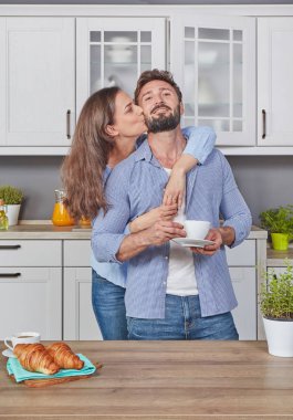 Mutfakta kahve zevk aşık genç çift