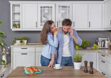 Mutfakta üzgün genç çift