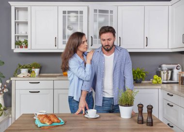 Mutfakta üzgün genç çift