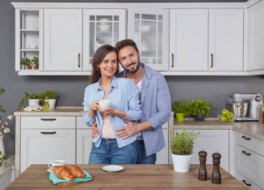 Genç çift mutfakta birbirine aşık.