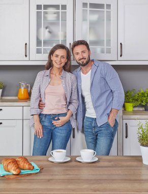 Genç çift mutfakta birbirine aşık.