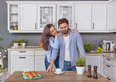 Mutfakta üzgün genç çift