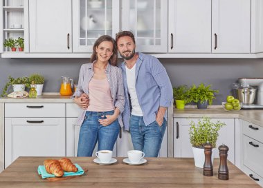 Genç çift mutfakta birbirine aşık.