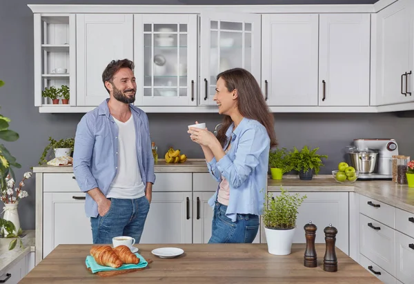 Mutfakta kahve zevk aşık genç çift