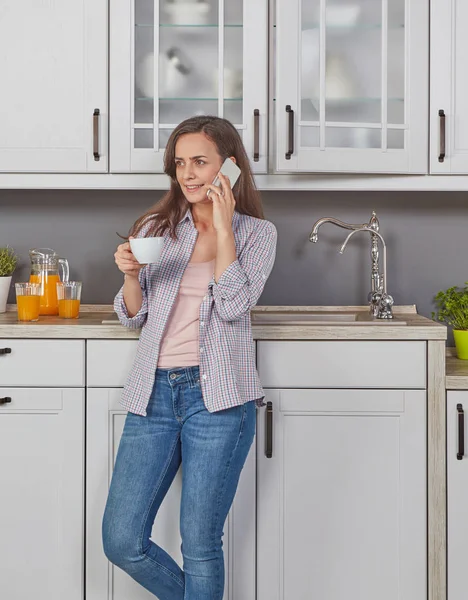 Neşeli kadının bir kahve