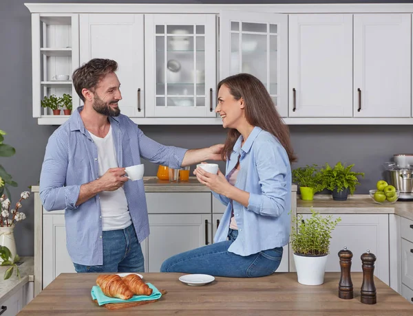 Ungt Par Kärlek Köket Njuta Kopp Kaffe — Stockfoto