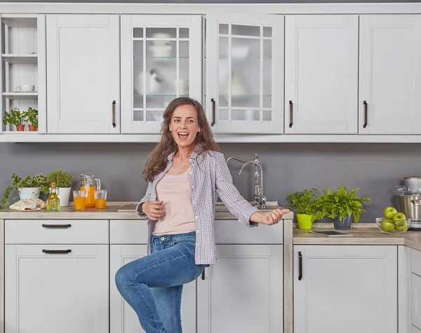 Mujer Alegre Divirtiéndose Cocina — Foto de Stock