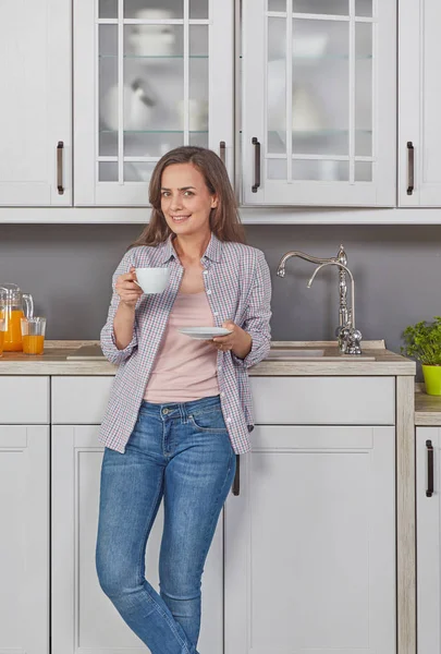 Mujer Alegre Disfrutando Café — Foto de Stock