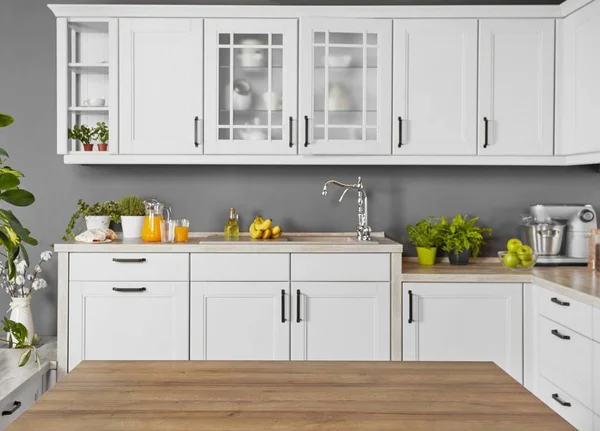 Vooraanzicht Van Een Tegenbovenkant Een Moderne Keuken — Stockfoto