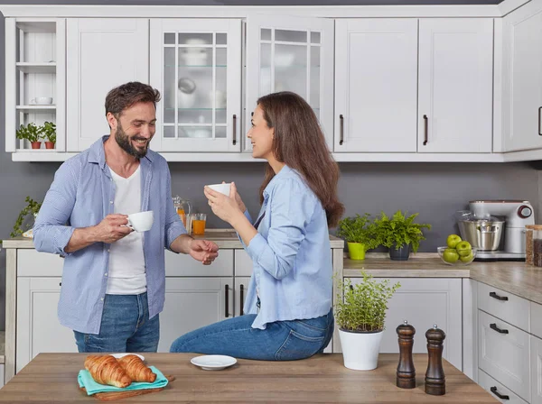 Ungt Par Kärlek Köket Njuta Kopp Kaffe — Stockfoto