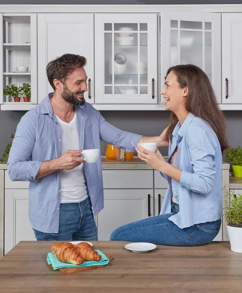 Ungt Par Kärlek Köket Njuta Kopp Kaffe — Stockfoto