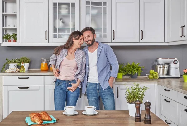 Jeune Couple Amoureux Dans Cuisine — Photo